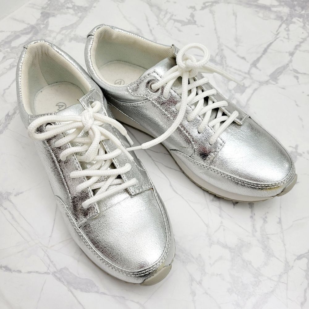 Vintage Y2K Top Fashion Silver Sneakers Shoes Size: 7 US